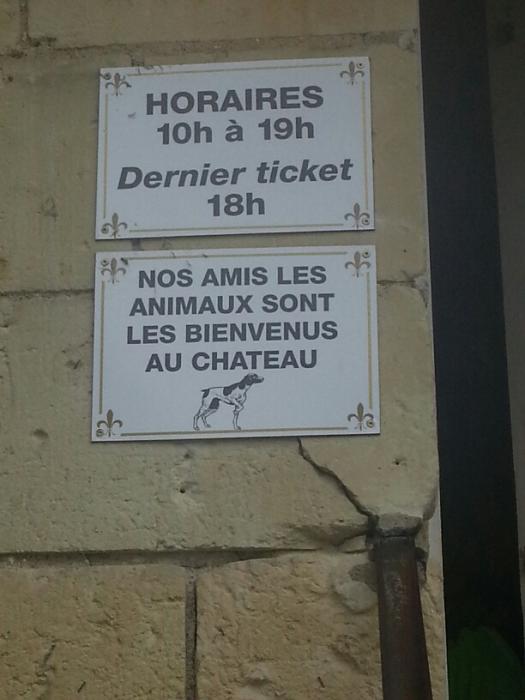 &quot;Unsere Freunde, die Tiere, sind im Schloß willkommen&quot; <br />Sonst heißt es immer &quot;Nos amis les chiens ne sont pas admis&quot; - Hunde nicht zugelassen